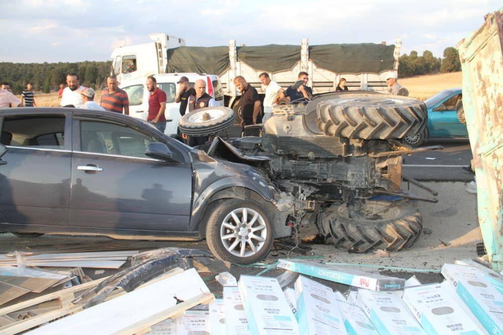 Konya’da otomobil şerit değiştirmek isteyen traktöre çarptı 6